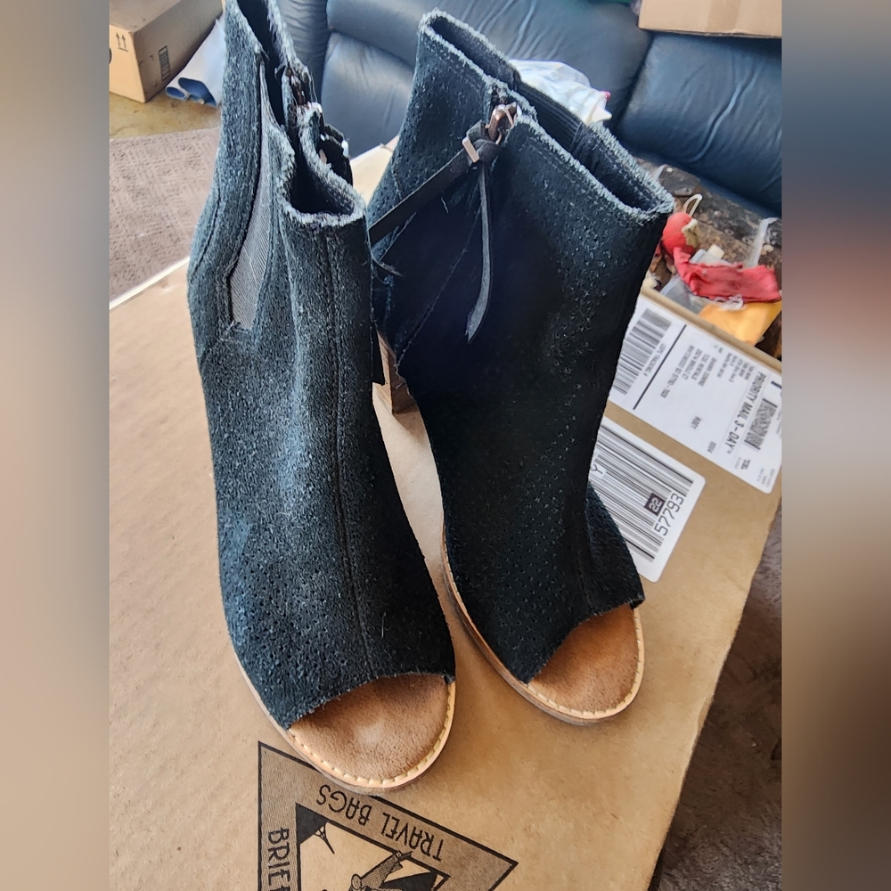 TOMS sz 7 Black Suede Ankle Booties Perforated Open Toe Wood Block Heel EUC